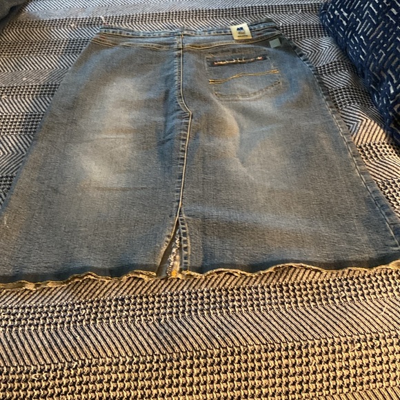 Azzure Denim Blue Jean Skirt, w/stretch size 12 - Picture 6 of 8